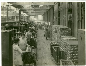 Impostazione delle bobine Axminster, fabbrica di tappeti, 1923 da English Photographer